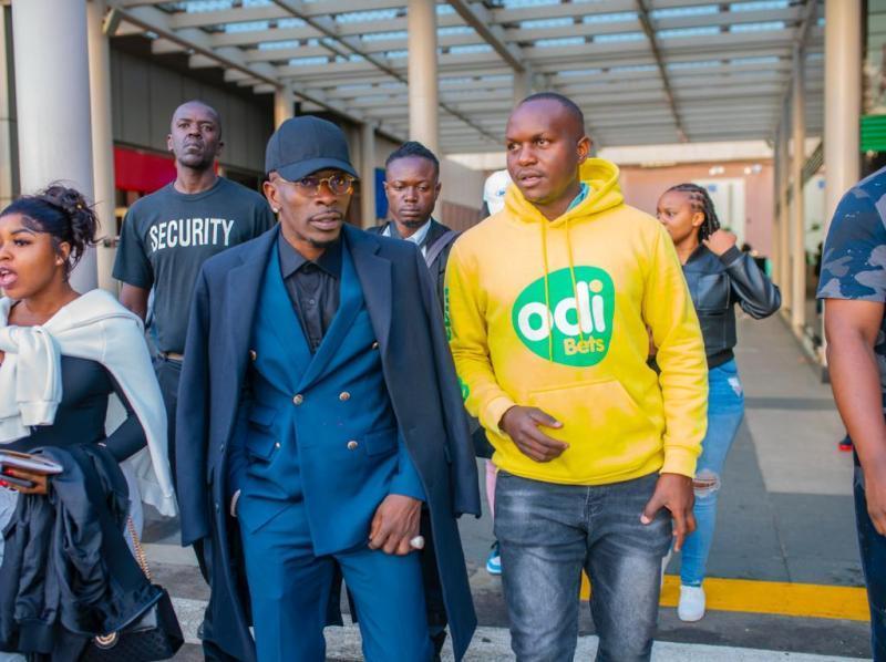 Ghanaian reggae-dancehall artist Shatta Wale with Aggrey Sayi, the Odibets country marketing manager.